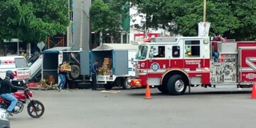 Chocan y vuelcan dos vehículos en Las Quintas, en Culiacán