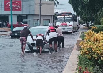 Lluvias sabatinas en Mazatlán generan solo encharcamientos y cierres parciales en calles