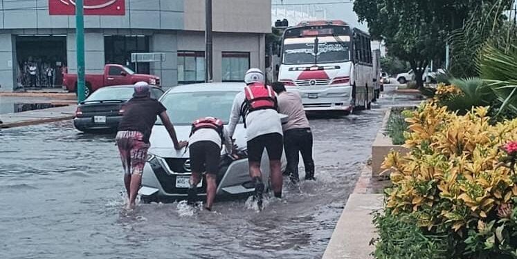 Lluvias sabatinas en Mazatlán generan solo encharcamientos y cierres parciales en calles