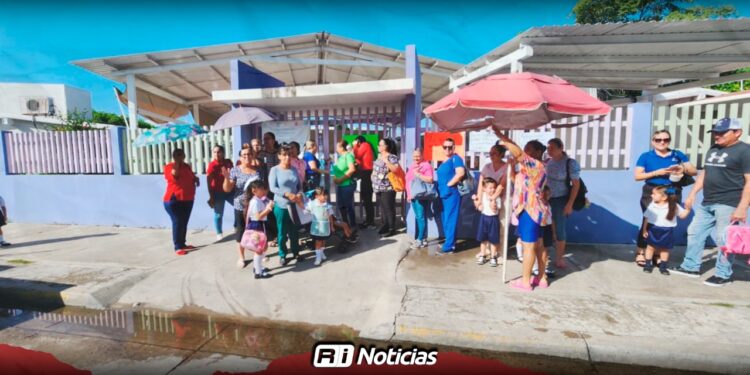 Padres de familia toman preescolar en la Francisco Villa por falta de docente