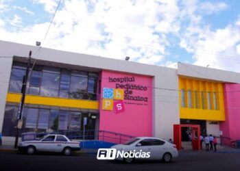 Evacúan Hospital Pediátrico de Culiacán por derrame de químico en el tercer piso