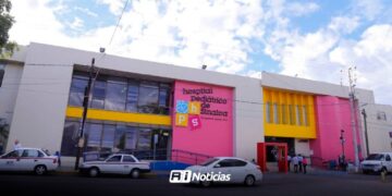 Evacúan Hospital Pediátrico de Culiacán por derrame de químico en el tercer piso