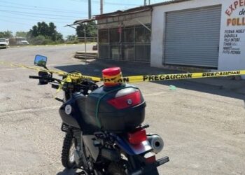 Sujetos armados atacan la fachada de una frutería en Navolato