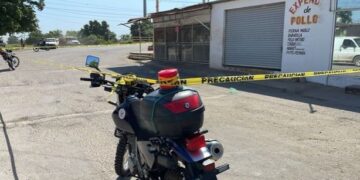 Sujetos armados atacan la fachada de una frutería en Navolato
