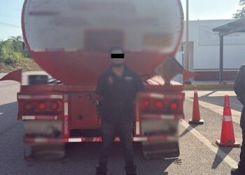 Detienen a conductor de pipa con 30 mil litros de combustible en caseta de Concordia, Sinaloa