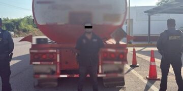 Detienen a conductor de pipa con 30 mil litros de combustible en caseta de Concordia, Sinaloa