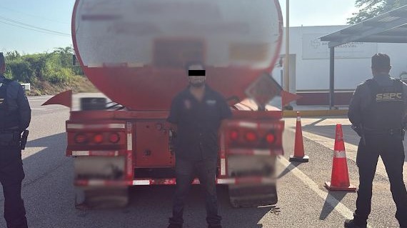 Detienen a conductor de pipa con 30 mil litros de combustible en caseta de Concordia, Sinaloa
