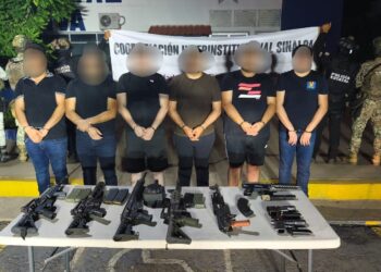 Grupo Interinstitucional asegura a seis hombres con armamento en el sector Tres Ríos en Culiacán