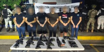 Grupo Interinstitucional asegura a seis hombres con armamento en el sector Tres Ríos en Culiacán