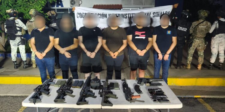 Grupo Interinstitucional asegura a seis hombres con armamento en el sector Tres Ríos en Culiacán