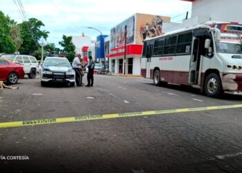 Muere pasajero de camión urbano que fue herido de bala tras quedar en medio de balacera en Culiacán