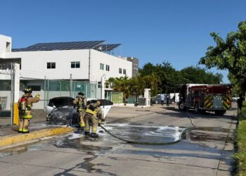 Se incendia vehículo sobre la avenida Carlos Canseco