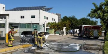 Se incendia vehículo sobre la avenida Carlos Canseco