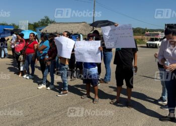 Vecinos de Pradera Dorada y La Cantera en Mazatlán bloquean Av. Múnich; exigen ampliación de rutas de camiones