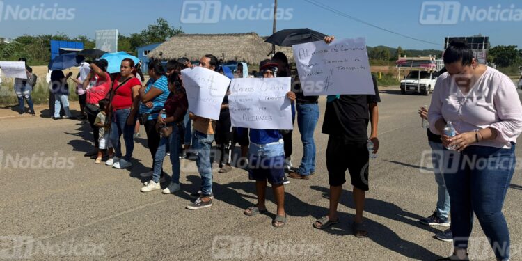 Vecinos de Pradera Dorada y La Cantera en Mazatlán bloquean Av. Múnich; exigen ampliación de rutas de camiones