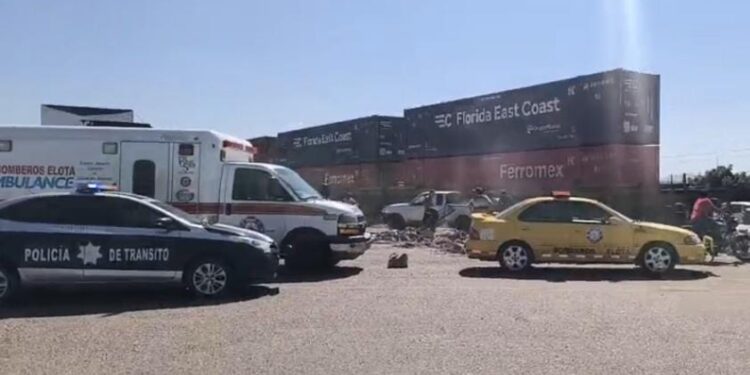 ¡Trenazo en Elota! Tráiler intenta ganarle el paso y es arrollado; transporta cemento