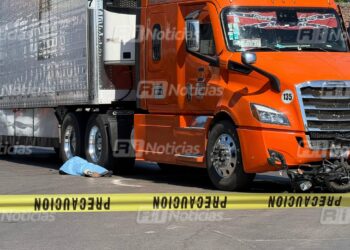 Mujer motociclista muere tras ser embestida por un tráiler en la Av. Gabriel Leyva, en Mazatlán