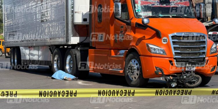 Mujer motociclista muere tras ser embestida por un tráiler en la Av. Gabriel Leyva, en Mazatlán