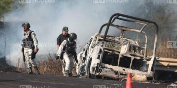 Choque múltiple en la Maxipista Culiacán-Mazatlán deja tres agentes de GN lesionados y cuantiosos daños materiales