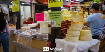 Ganaderos van por queseros; buscarán subir $1.50 por litro de leche