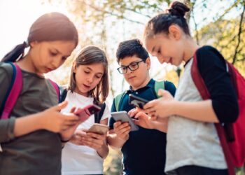 Sheinbaum plantea revisar uso de celulares en escuelas por impacto en salud mental de estudiantes