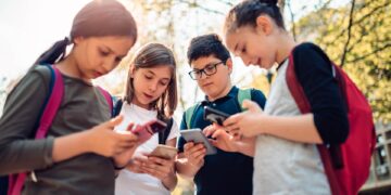 Sheinbaum plantea revisar uso de celulares en escuelas por impacto en salud mental de estudiantes