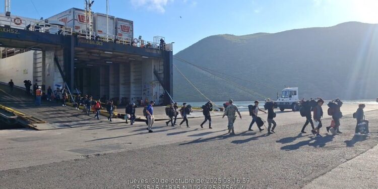 MARINA en coordinación interinstitucional brinda apoyo a 28 personas en Topolobampo, Sinaloa