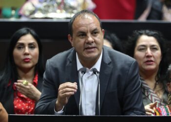 Video: Captan al diputado Cuauhtémoc Blanco jugando pádel durante sesión de diputados