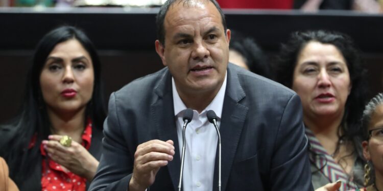 Video: Captan al diputado Cuauhtémoc Blanco jugando pádel durante sesión de diputados