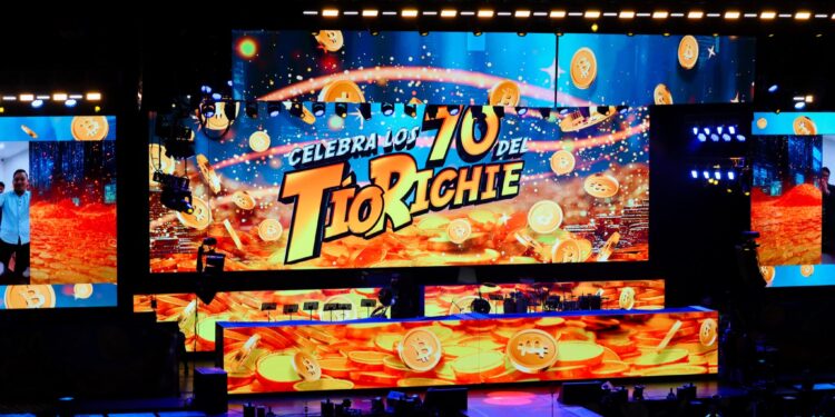 Escenografía de “Rico McPato”, música y show: Salinas Pliego celebra sus 70 años