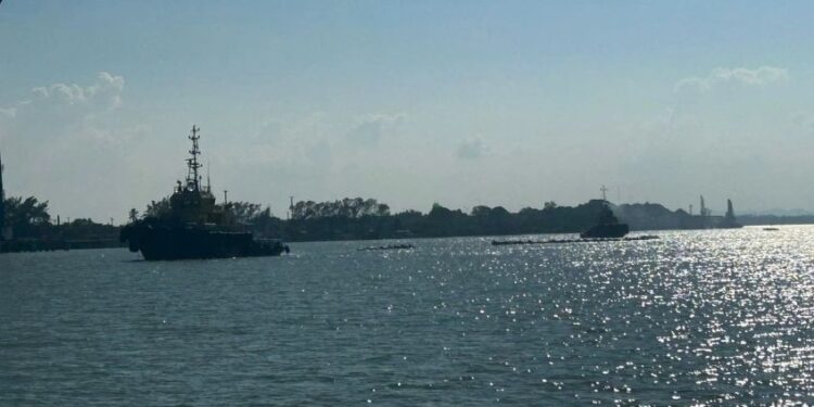 Derrame de combustible en Río Pantepec fue a causa de deslave, asegura Sheinbaum