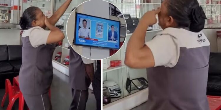 ¡Madre orgullosa! Mujer llora al ver desde de su trabajo a su hijo periodista en televisión por primera vez