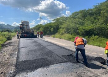 Atiende Gobierno de Sinaloa bacheo de carreteras estatales