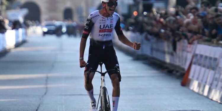 Isaac del Toro en plan grande: consigue su triunfo 16 de la temporada