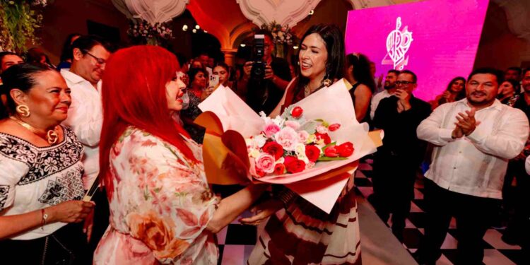 Polémica por show musical de hermana de Layda Sansores, gobernadora de Campeche en acto oficial