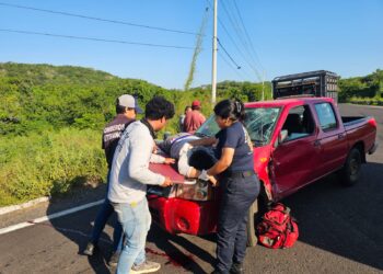 Motociclista termina encima del cofre de camioneta en percance vial cerca de El Habal