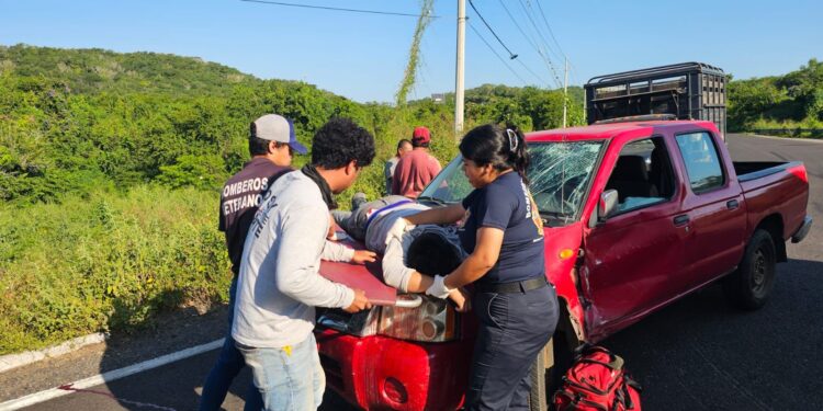 Motociclista termina encima del cofre de camioneta en percance vial cerca de El Habal