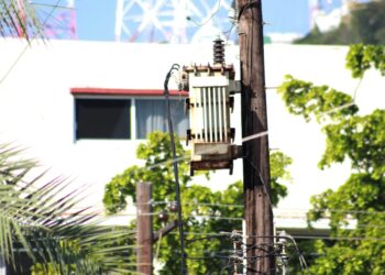 Falla en transformador de energía eléctrica genera estruendo en la zona Centro