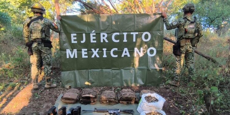 Ejército Mexicano asegura armamento y mas de 4 mil cartuchos en San Ignacio