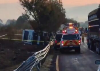 10 muertos y al menos 20 heridos tras volcar autobús turístico en Michoacán