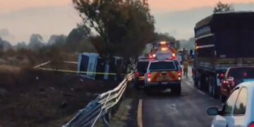 10 muertos y al menos 20 heridos tras volcar autobús turístico en Michoacán