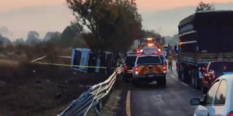 10 muertos y al menos 20 heridos tras volcar autobús turístico en Michoacán