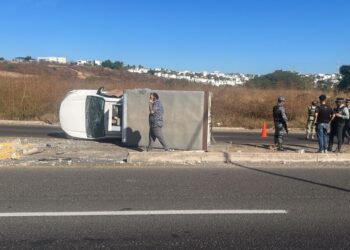 Camioneta que transportaba huevos y lácteos vuelca sobre La Costerita en Culiacán