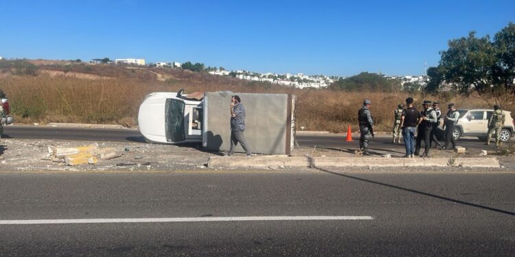 Camioneta que transportaba huevos y lácteos vuelca sobre La Costerita en Culiacán