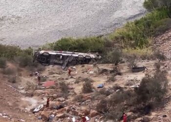 Mueren 37 personas tras caer autobús al abismo en Perú