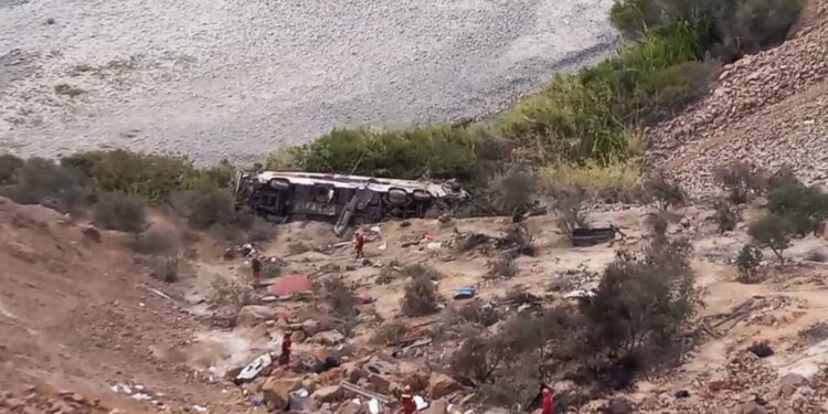 Mueren 37 personas tras caer autobús al abismo en Perú