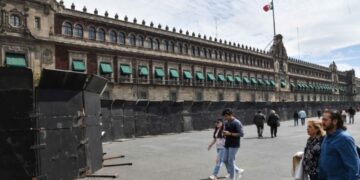 Vallas en Palacio Nacional son para prevenir enfrentamientos, dice Sheinbaum