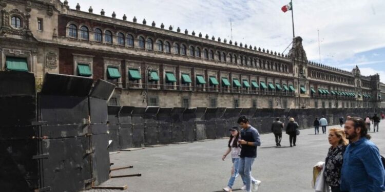 Vallas en Palacio Nacional son para prevenir enfrentamientos, dice Sheinbaum