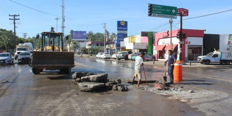 Por reparación de fuga de agua, Tránsito Municipal reduce circulación en avenida Gabriel Leyva