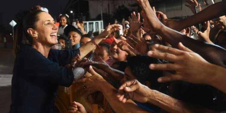 Rodeada de cientos de mexicanas y mexicanos, Claudia Sheinbaum inaugura estaciones de la Línea K del Tren Interoceánico